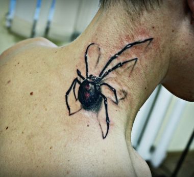 Татуировки пауков на шее